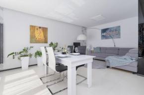 Wonderful Apartment Garden Residence by Noclegi Renters